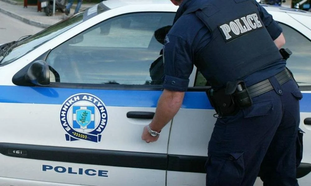 Γλυφάδα: Μπουνιές και κλωτσιές για ένα κινητό (βίντεο)